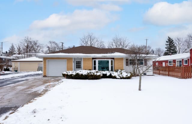 405 S Thornwood Drive - 405 South Thornwood Drive, Lindenhurst, IL 60046