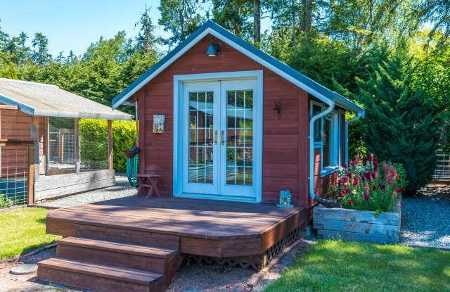 Historical Enchanting 2+ Bedroom Farmhouse with Water view & Landscaping Included Gallery 4