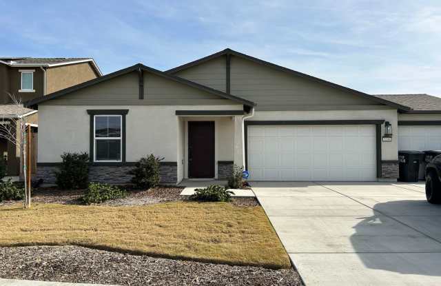 4 Bedroom 3 Bathroom Home Close to Shopping and Restaurants!! Gallery 1