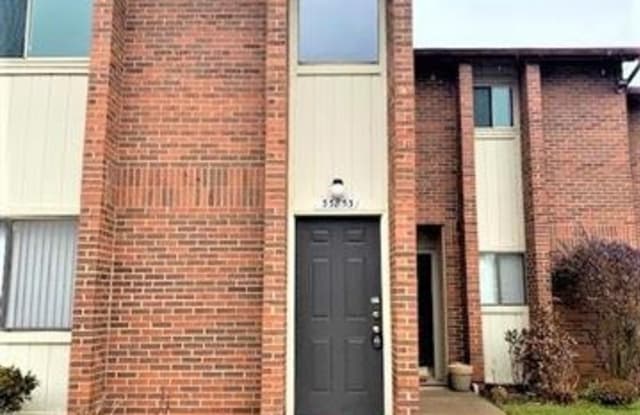 33853 PONDVIEW Circle - 33853 Pondview Circle, Livonia, MI 48152