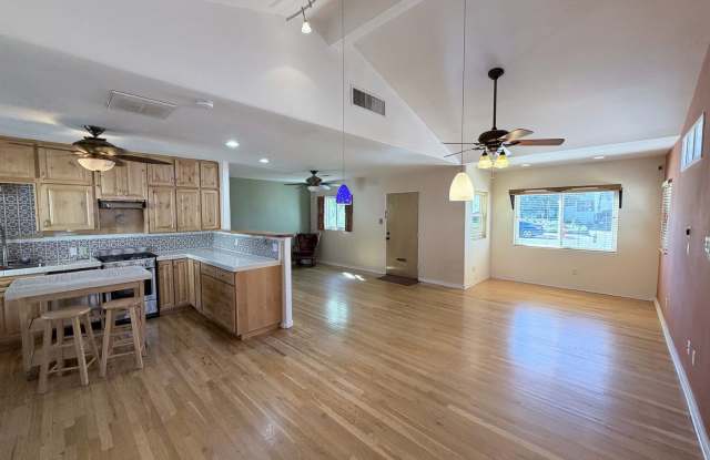 Charming 3-Bedroom Home with Casita Space Near UNM Gallery 1