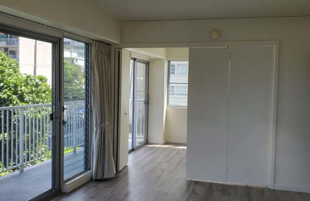 AVAILABLE NOW! 2 bed, 1.5 bath. Awesome location, Large lanais. Gallery 1