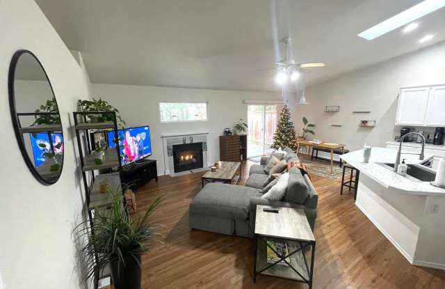 Remodeled 3-Bedroom Duplex Home in North Gig Harbor photos photos
