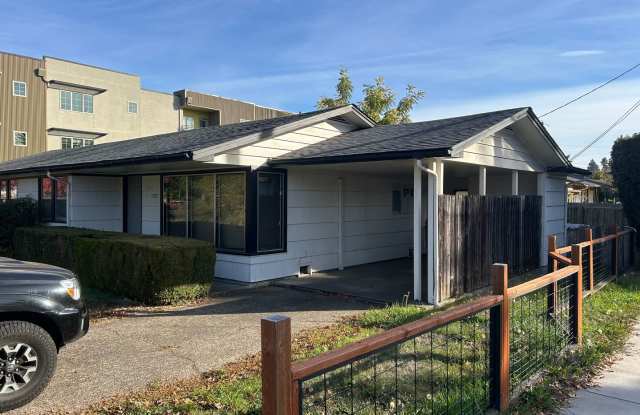1 bedroom 1 bathroom duplex with carport! Gallery 3