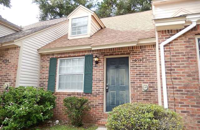 CUTE NW 2/2 w/ Vaulted Ceilings, Washer/Dryer, Open Kitchen w/ Bar, & Large Bedrooms $1250/month! Avail NOW! Gallery 1
