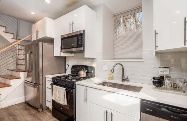 6 Bed/3.5 Bath Mission Hill Unit with Laundry in Apt! photos photos
