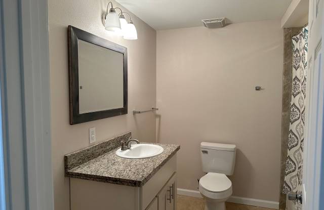 631 Live Oak Apt A Gallery 3