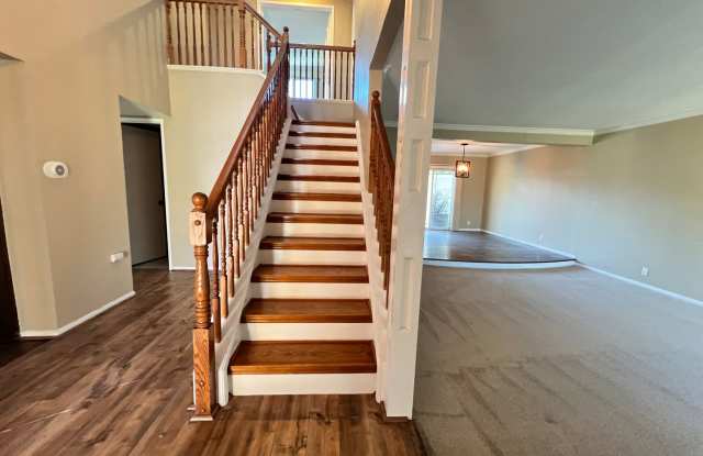 On Quiet Cul De Sac: 4 Bedroom 2.5 Bath Two Story Pool Home, Gallery 4