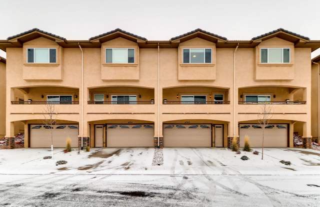 Stunning 3-bedroom townhouse with breathtaking Pikes Peak views! photos photos