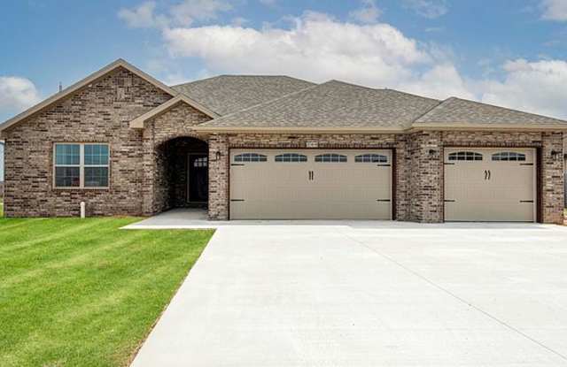Luxury, Location, and Convenience. - 200 Dunkle Drive, Marionville, MO 65705