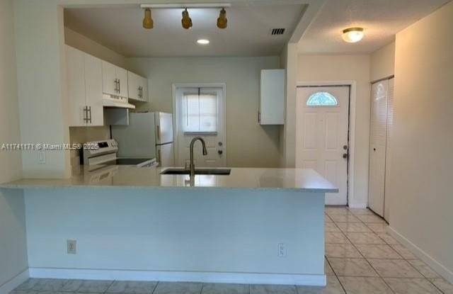 5001 W Oakland Park Blvd photos photos