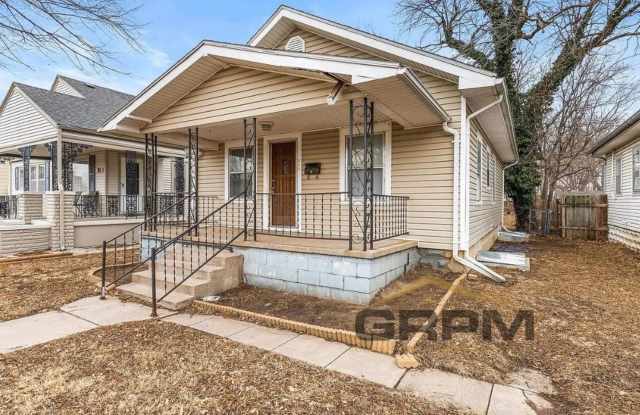 Updated 2 bed 1 bath bungalow - 317 West 14th Avenue, Hutchinson, KS 67501