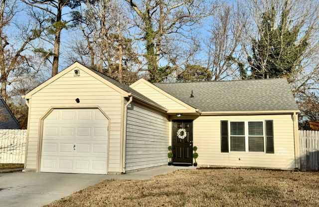 Updated  Ready 02-02-26! Adorable 3-Bedroom Ranch 4 Miles to Dam Neck Base  Oceana - HUGE Fenced Backyard - Dog Friendly! photos photos