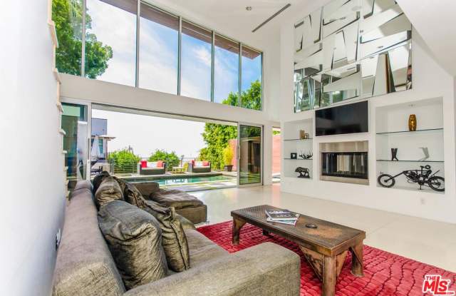 1545 SUNSET PLAZA Drive Gallery 4