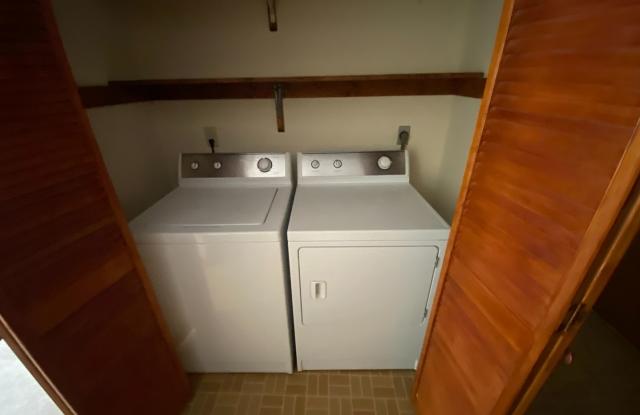 Room in 3 Bedroom Home at Grove Ave Gallery 4