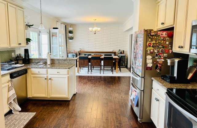 4 Bedroom Home with Garage & Convenient access to 460! Gallery 1