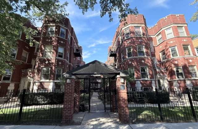 HALF MONTH FREE! Beautiful 2 Bed / 2 Bath Condo | In-Unit Laundry | Rogers Park | Move In by 10/1! Gallery 1
