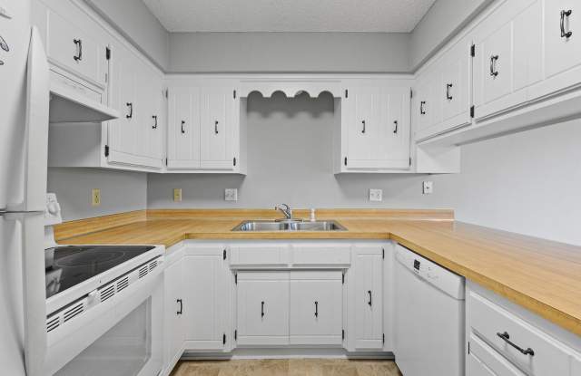 3BR/2Bath Townhome Available Early Sept! Gallery 2