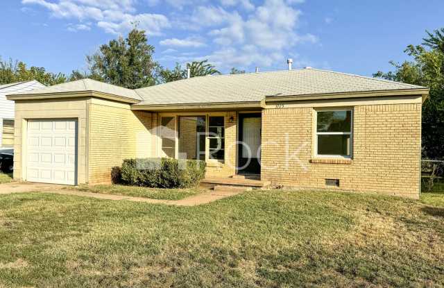3 Bedroom Home in Del City with fresh paint & new carpet! Gallery 1