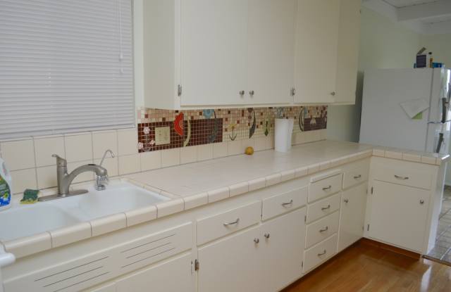 Charming large home near public transportation Gallery 4