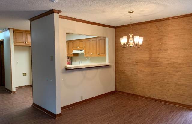 8252-2  Governor Dr Gallery 2