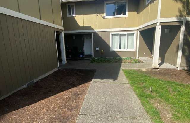 Renovated 2-Bedroom Townhome with Mountain Views in Monroe Gallery 4