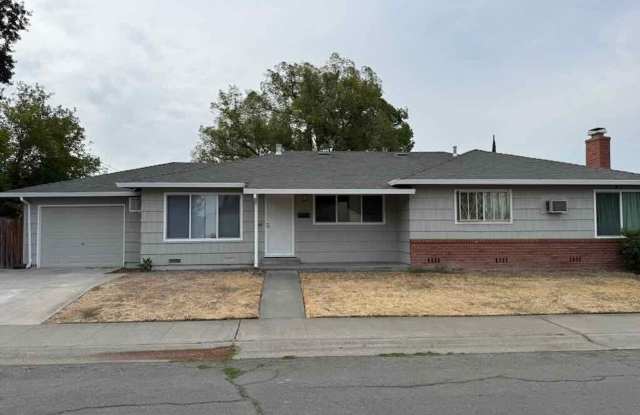 Updated 2 Bed/1 Bath 900 Sq.ft Duplex with Garage and Backyard - 2348 53rd Avenue, Sacramento, CA 95822