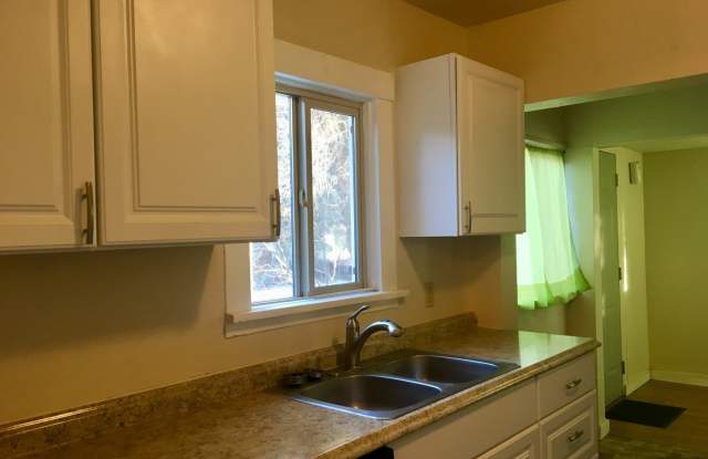 Vintage 1-Bedroom Duplex with Large Fenced Yard 3 miles from OIT and Sky Lakes Medical Center photos photos
