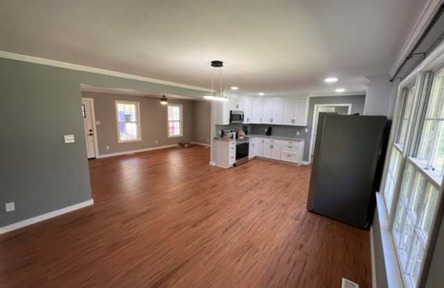 Room in 4 Bedroom Home at Hideway Ln Gallery 2