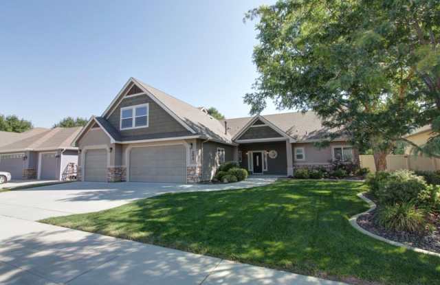 Stunning Home w/Open Floor-plan - 202 Selwood Way South, Star, ID 83669