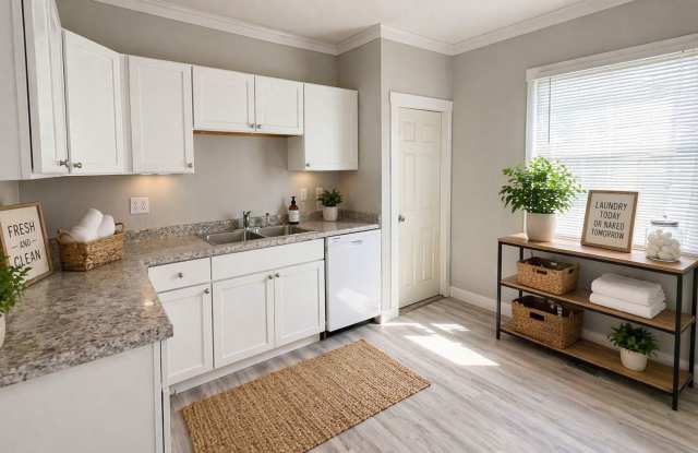 1807 S Walnut - 3 Bedrooms with Fenced In Yard + Garage Gallery 1