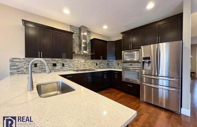 5-Bedroom Home with Modern Upgrades  2-Car Garage!! - 650 Northwest Willow Glen Place, Beaverton, OR 97006