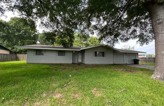 Spacious 3 Bed / 1 Bath Home with a Large Backyard – Port Arthur, TX photos photos
