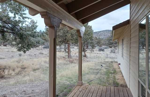 Beautiful Unique 4 Bedroom home with a loft & 3 full bathrooms! Move In Special $500 off first months rent Gallery 4