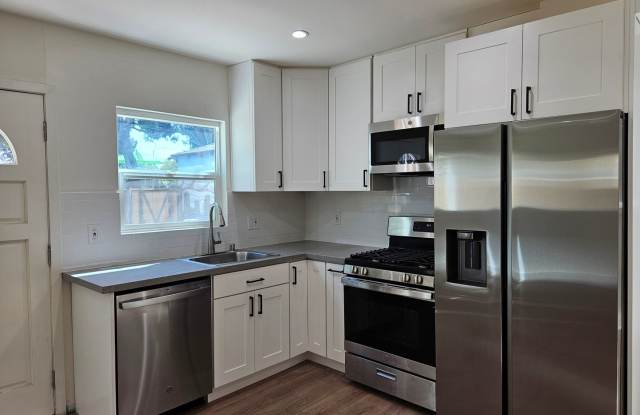 Mid-City Brand new construction--Freestanding gated home 4bed/3.5 bath Pet friendly photos photos