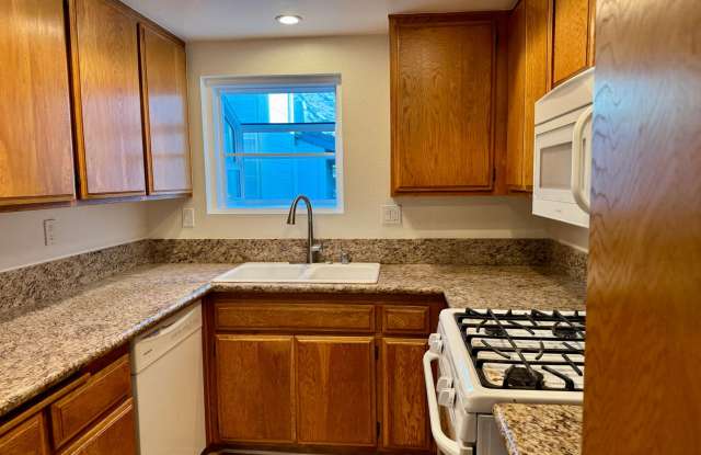 Nicely upgraded Townhome is East Simi photos photos