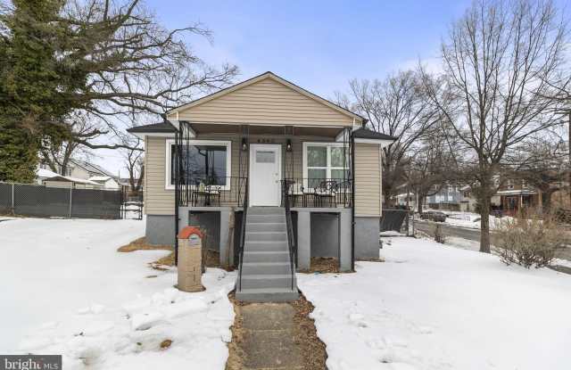 4840 HAYES Street NE photos photos