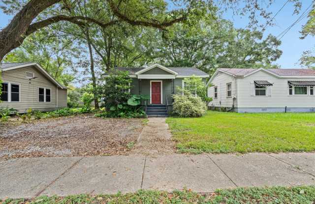 CHARMING MIDTOWN COTTAGE with Updated Kitchen photos photos