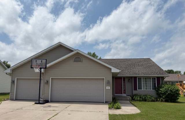 4BR/2ba Tri-Level Home in Private West Side Neighborhood Near Sherman School photos photos