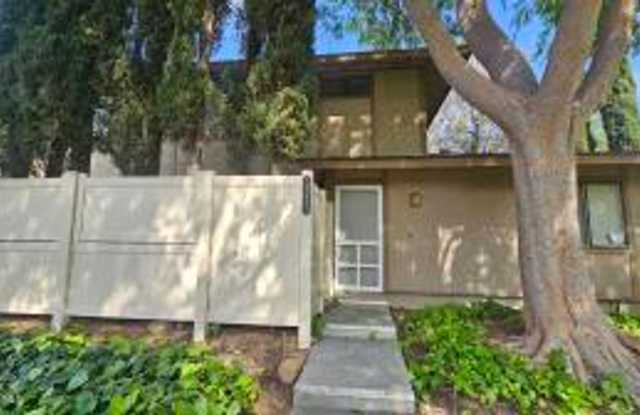 Updated Agoura Hills Townhome. New kitchen Counters, Sink, Remodeled Bathroom, New Flooring photos photos