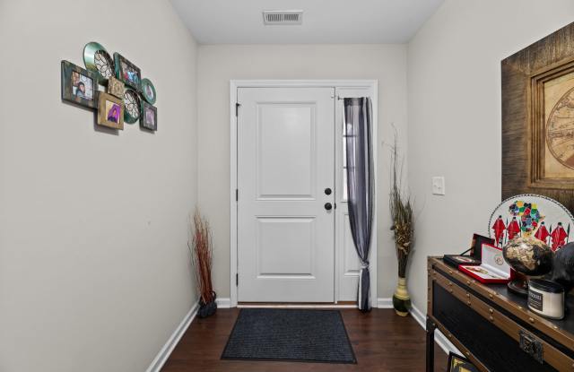 211 Lynden Lane Gallery 4
