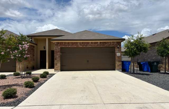Luxury Duplex in Seguin with 3-bed, 2-bath, 2-car garage - 1130 Burek Cross, Seguin, TX 78155