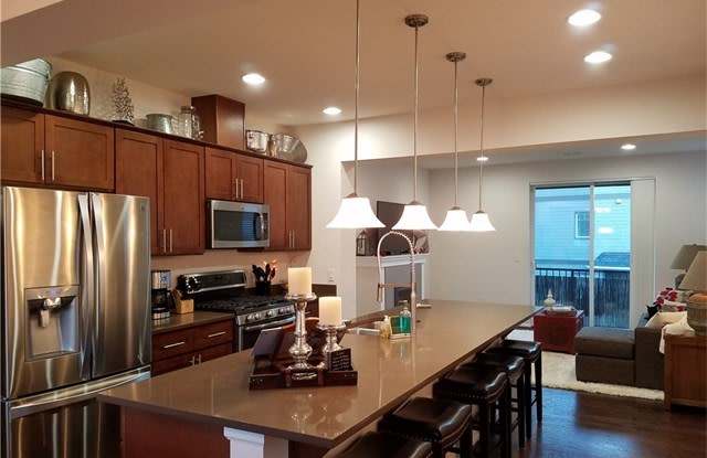 Luxurious Townhome in the Heart of Silverlake Gallery 4