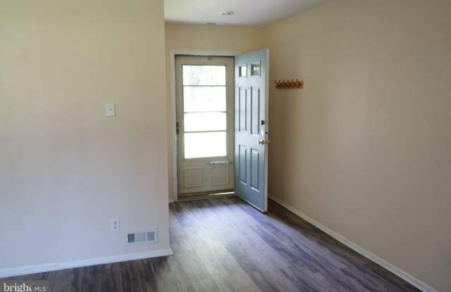 906 ROBERTS Lane Gallery 3
