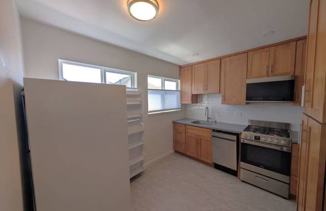 Spacious 2 Bedroom, Freshly Painted, Updated Kitchen Gallery 4