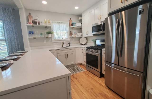 Beachside bungalow, fully furnished, garage Gallery 3