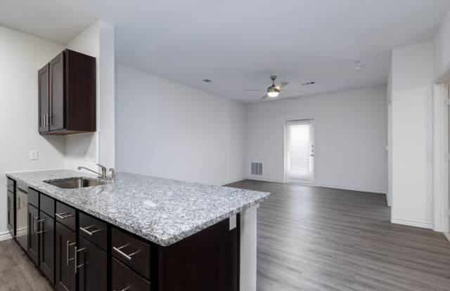 The Oaks at Ben White Apartments Gallery 2
