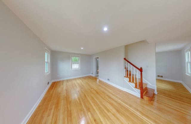 Close in Silver Spring UPDATED 3 bed + 2 BA Gallery 3