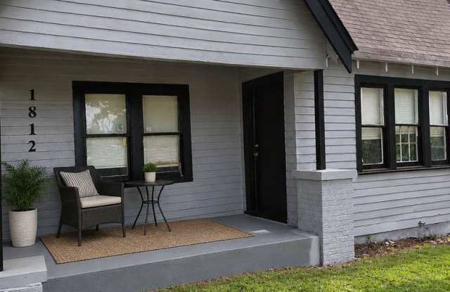 Beautiful 3 Bed / 1 Bath Home with Large Yard! Gallery 1