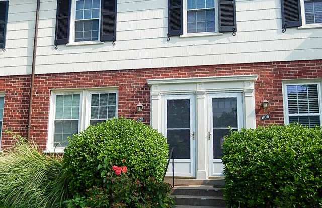 Sun-Filled  Well-Maintained 1 Bed 1 Bath Interior Townhome In Arlington Village photos photos